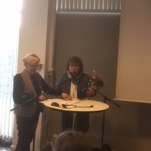 2019 - Synnøve Ladstein blir æresmedlem. Overekkelse av smykke ved leder Martha J. Ulvund. (Bilde Rannveig Bærheim).JPG