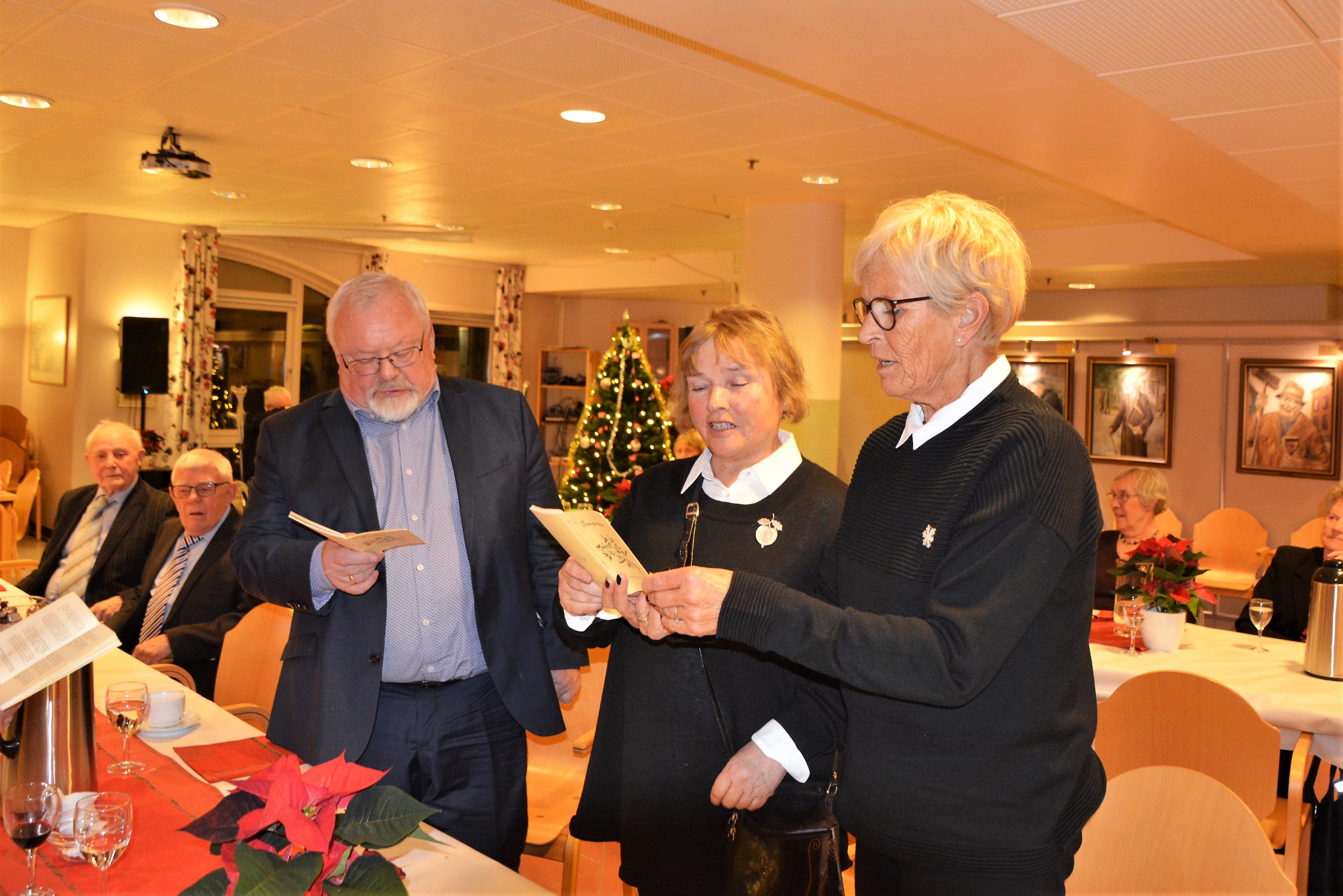 Arvid Tangen, Randi Pettersen og Lillian Jenssen markerer dagen med den finske najonalsangen.